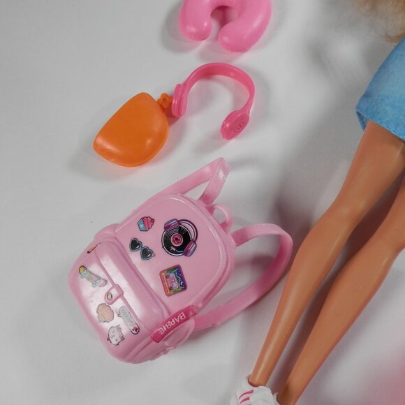 2018 Barbie Travel Themed Doll With Pink Suitcase Backpack Neck Pillow FWV25 - Picture 5 of 11
